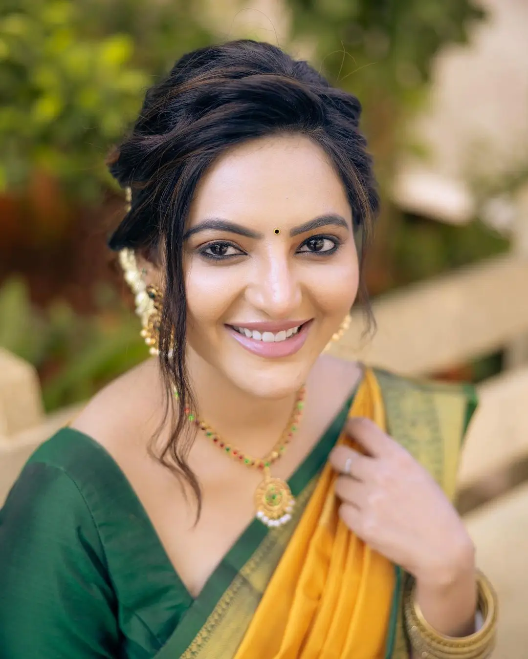 Athulya Ravi in Beautiful Earrings Jewellery Yellow Designer Saree Green Blouse